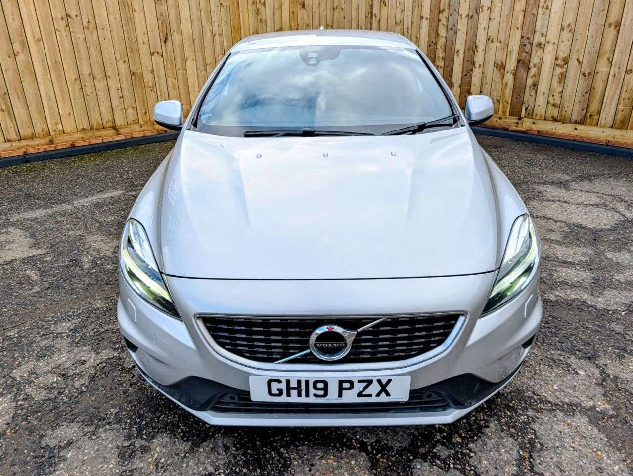 2019 VOLVO V40 2019 VOLVO V40