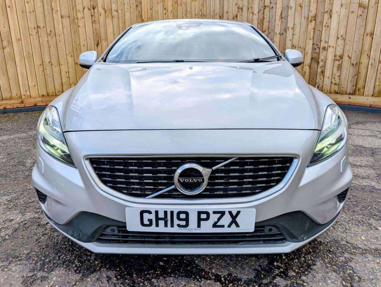 A 2019 VOLVO V40 1.5 T2 R-Design Edition Hatchback 5dr Petrol Auto Euro 6 (s/s) (122 ps) Hea A 2019 VOLVO V40 1.5 T2 R-Design Edition Hatchback 5dr Petrol Auto Euro 6 (s/s) (122 ps) Hea