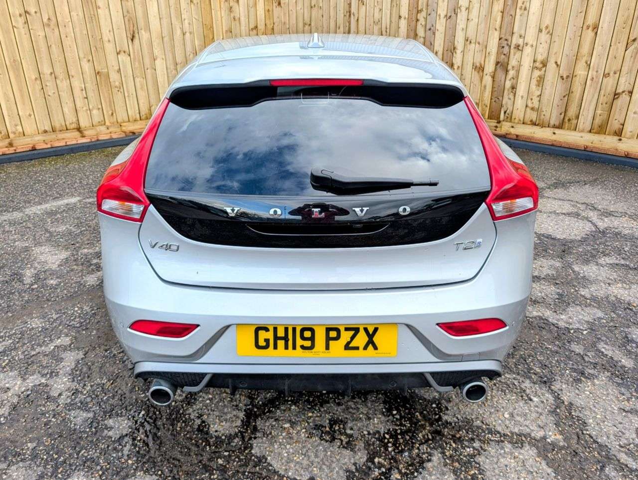 A 2019 VOLVO V40 1.5 T2 R-Design Edition Hatchback 5dr Petrol Auto Euro 6 (s/s) (122 ps) Hea A 2019 VOLVO V40 1.5 T2 R-Design Edition Hatchback 5dr Petrol Auto Euro 6 (s/s) (122 ps) Hea