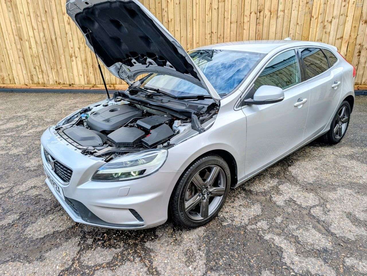 2019 VOLVO V40 2019 VOLVO V40