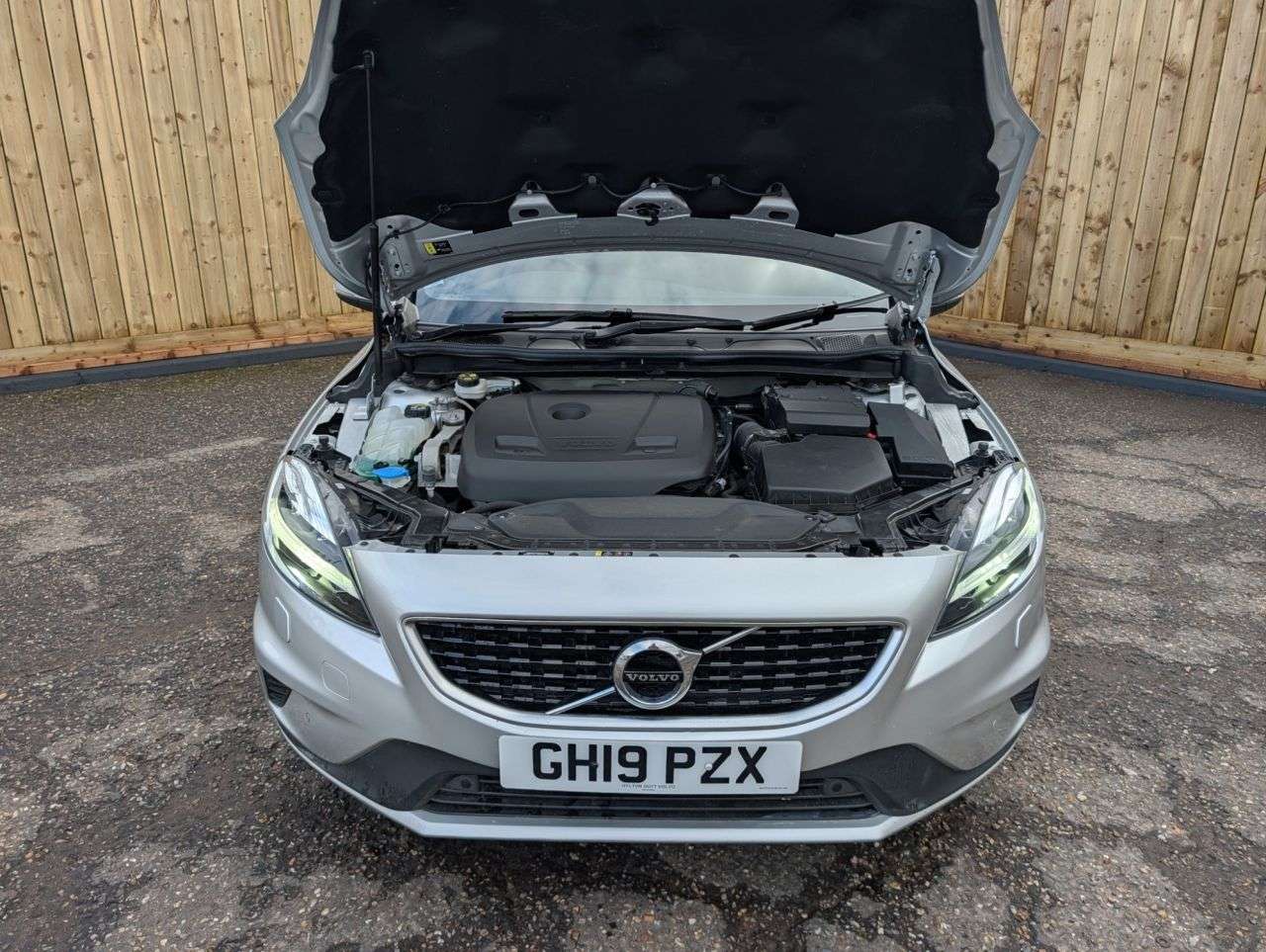 2019 VOLVO V40 2019 VOLVO V40