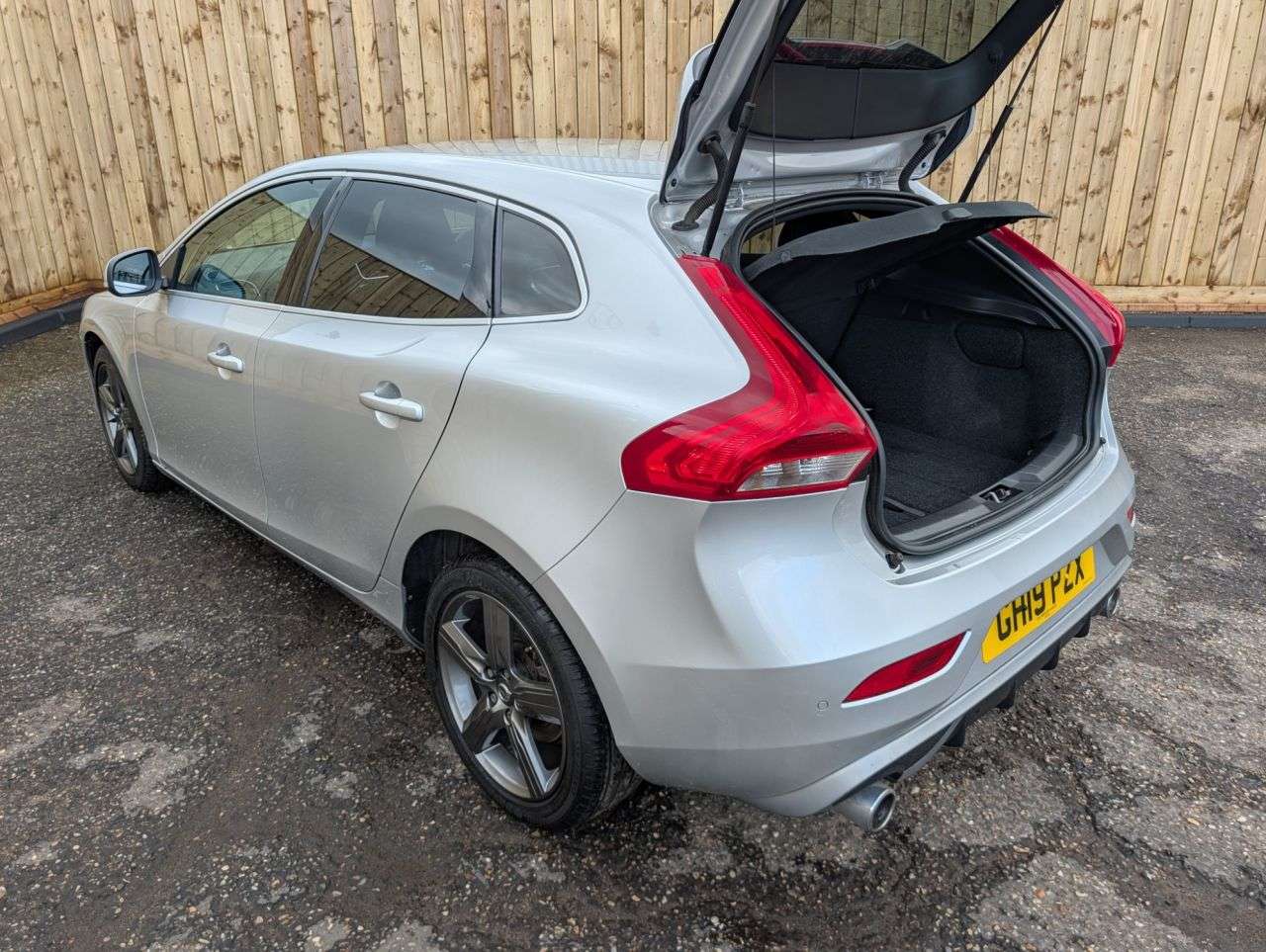 2019 VOLVO V40 2019 VOLVO V40