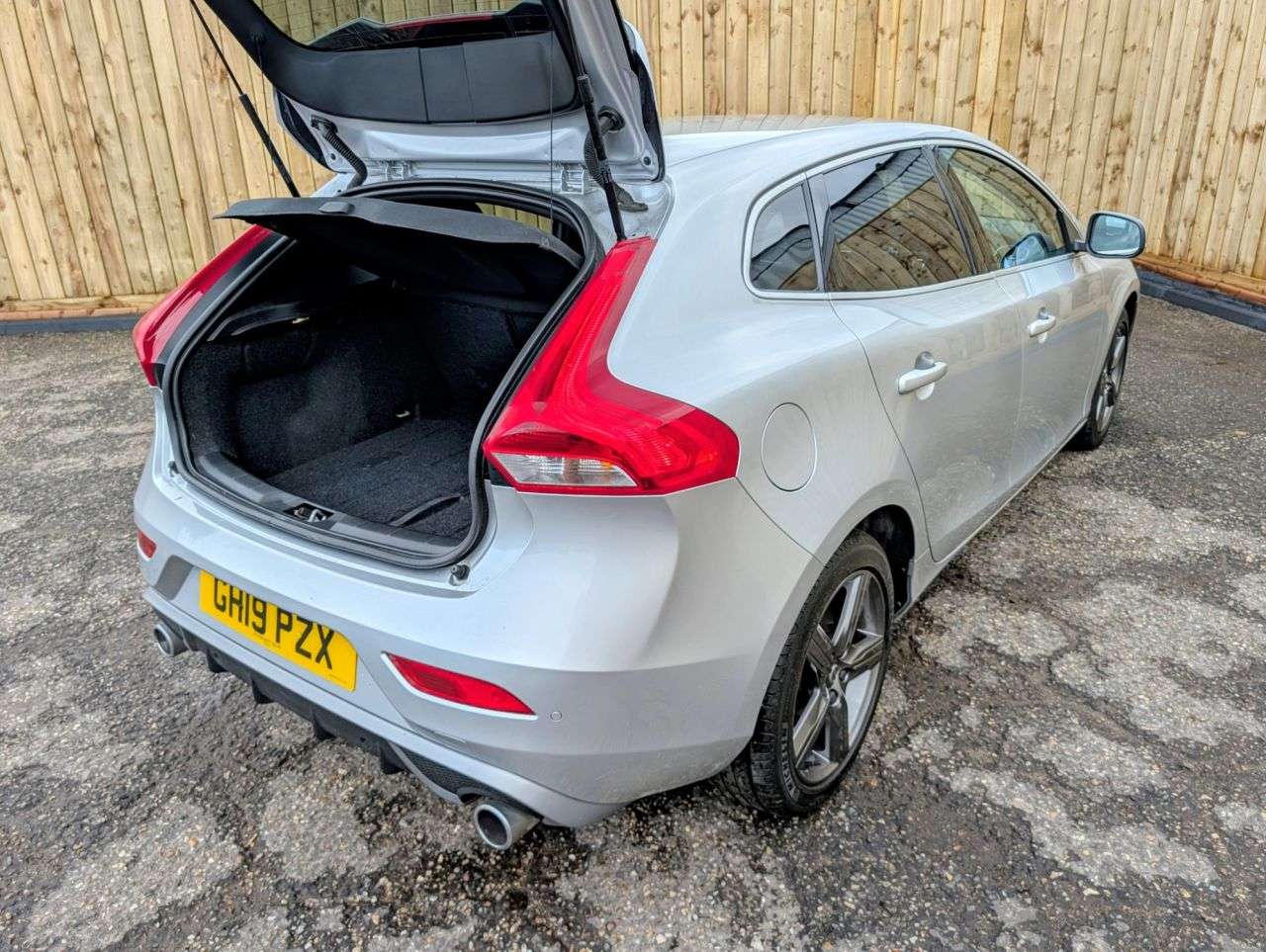 2019 VOLVO V40 2019 VOLVO V40
