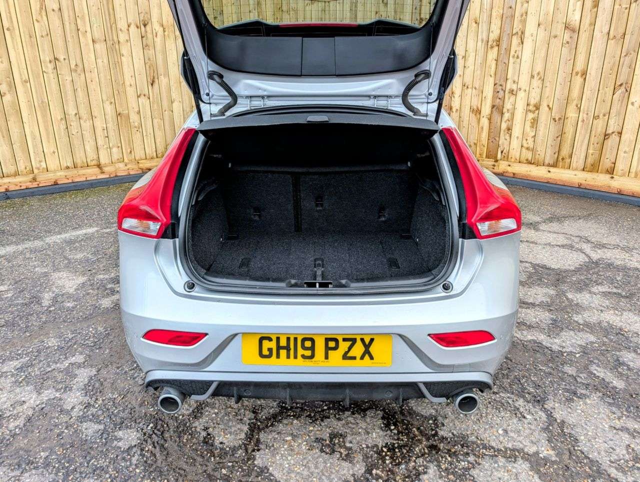 2019 VOLVO V40 2019 VOLVO V40