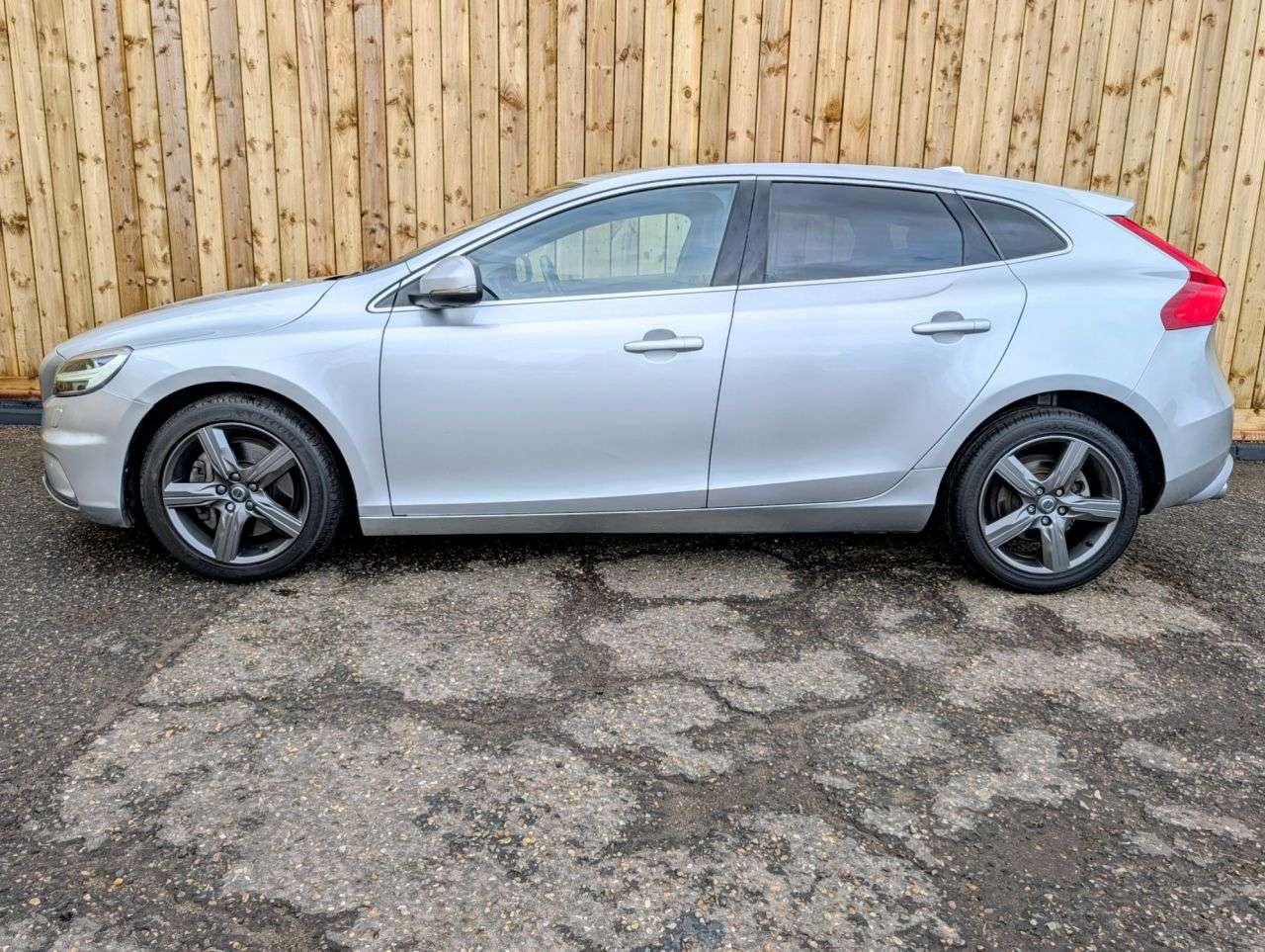 2019 VOLVO V40 2019 VOLVO V40