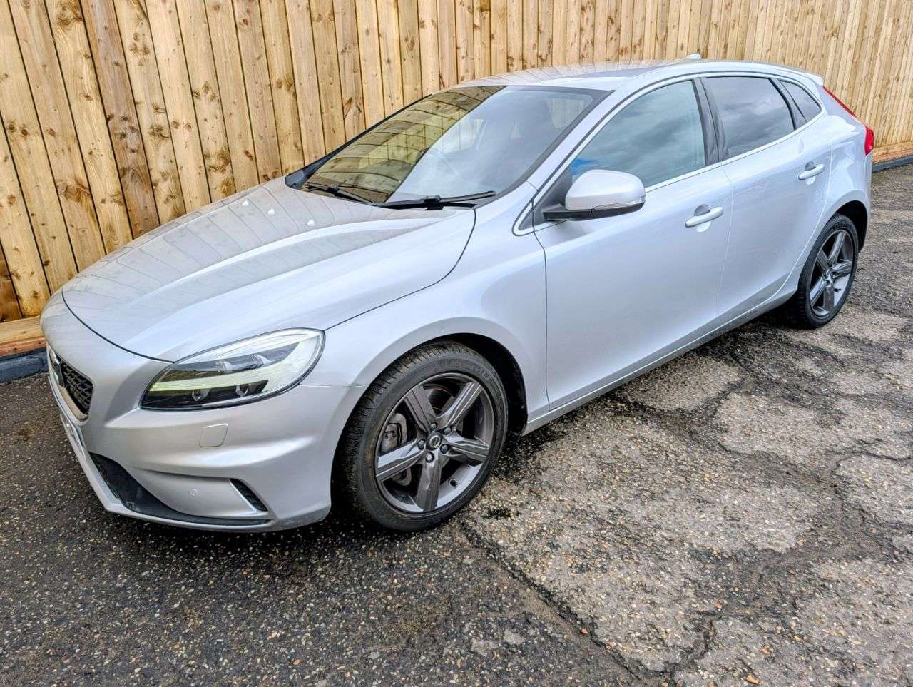 2019 VOLVO V40 2019 VOLVO V40