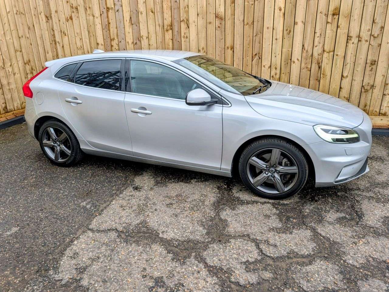 2019 VOLVO V40 2019 VOLVO V40