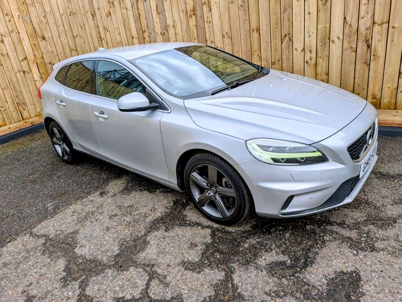 2019 VOLVO V40 2019 VOLVO V40