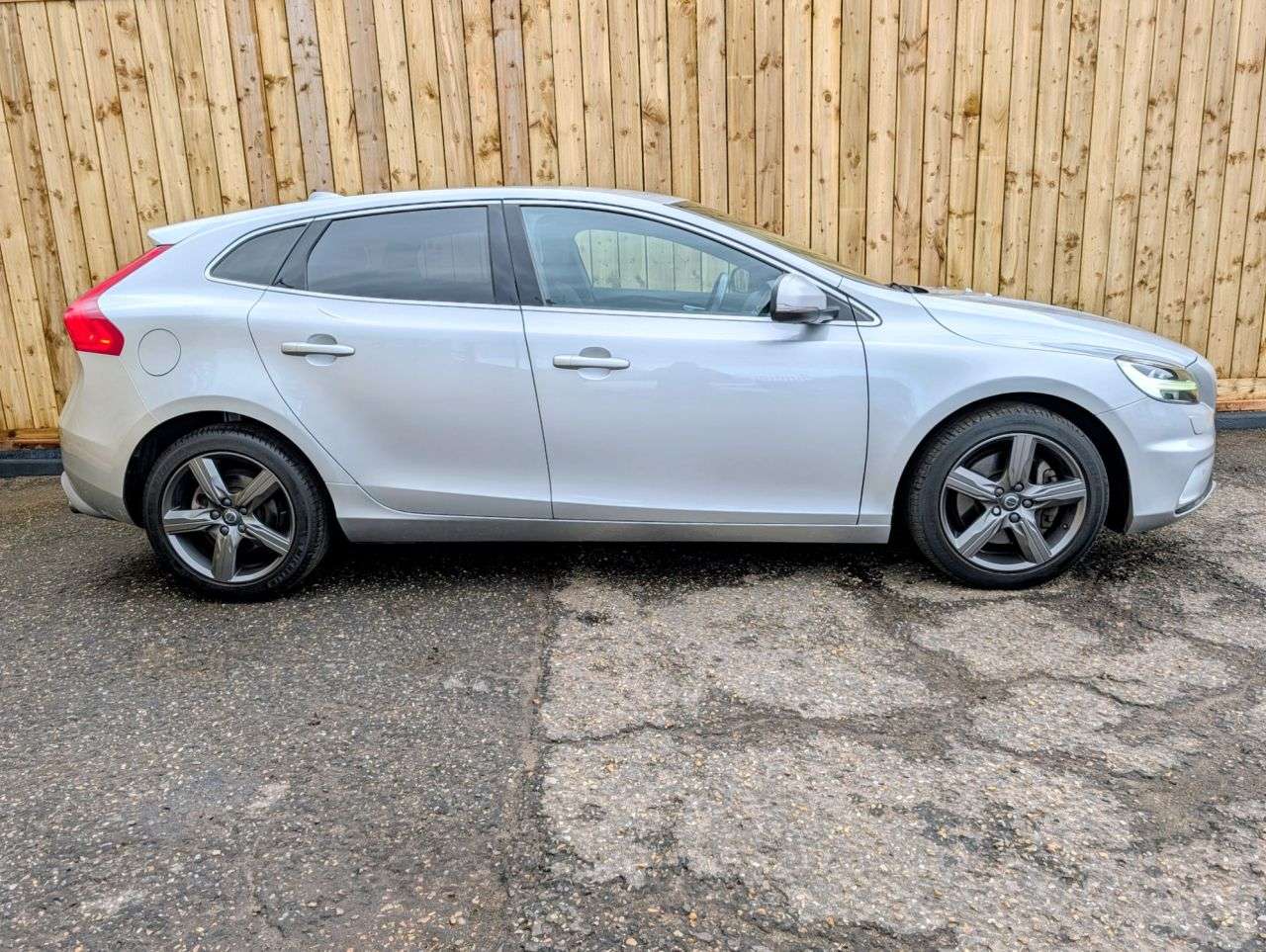A 2019 VOLVO V40 1.5 T2 R-Design Edition Hatchback 5dr Petrol Auto Euro 6 (s/s) (122 ps) Hea A 2019 VOLVO V40 1.5 T2 R-Design Edition Hatchback 5dr Petrol Auto Euro 6 (s/s) (122 ps) Hea