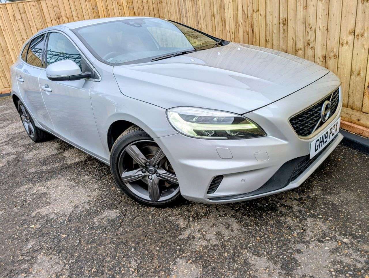 2019 VOLVO V40 2019 VOLVO V40