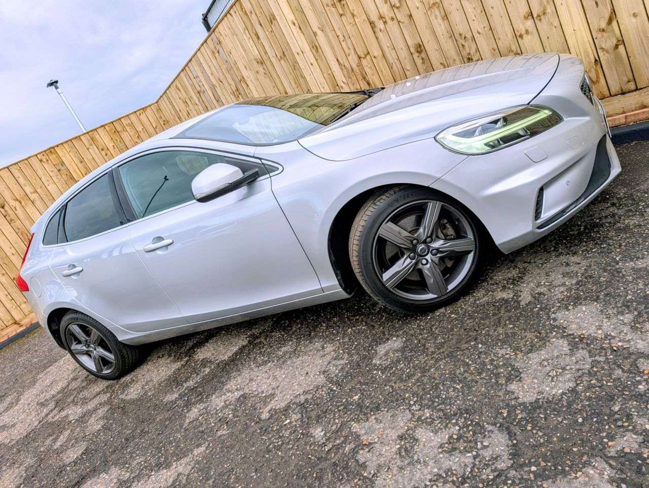 2019 VOLVO V40 2019 VOLVO V40