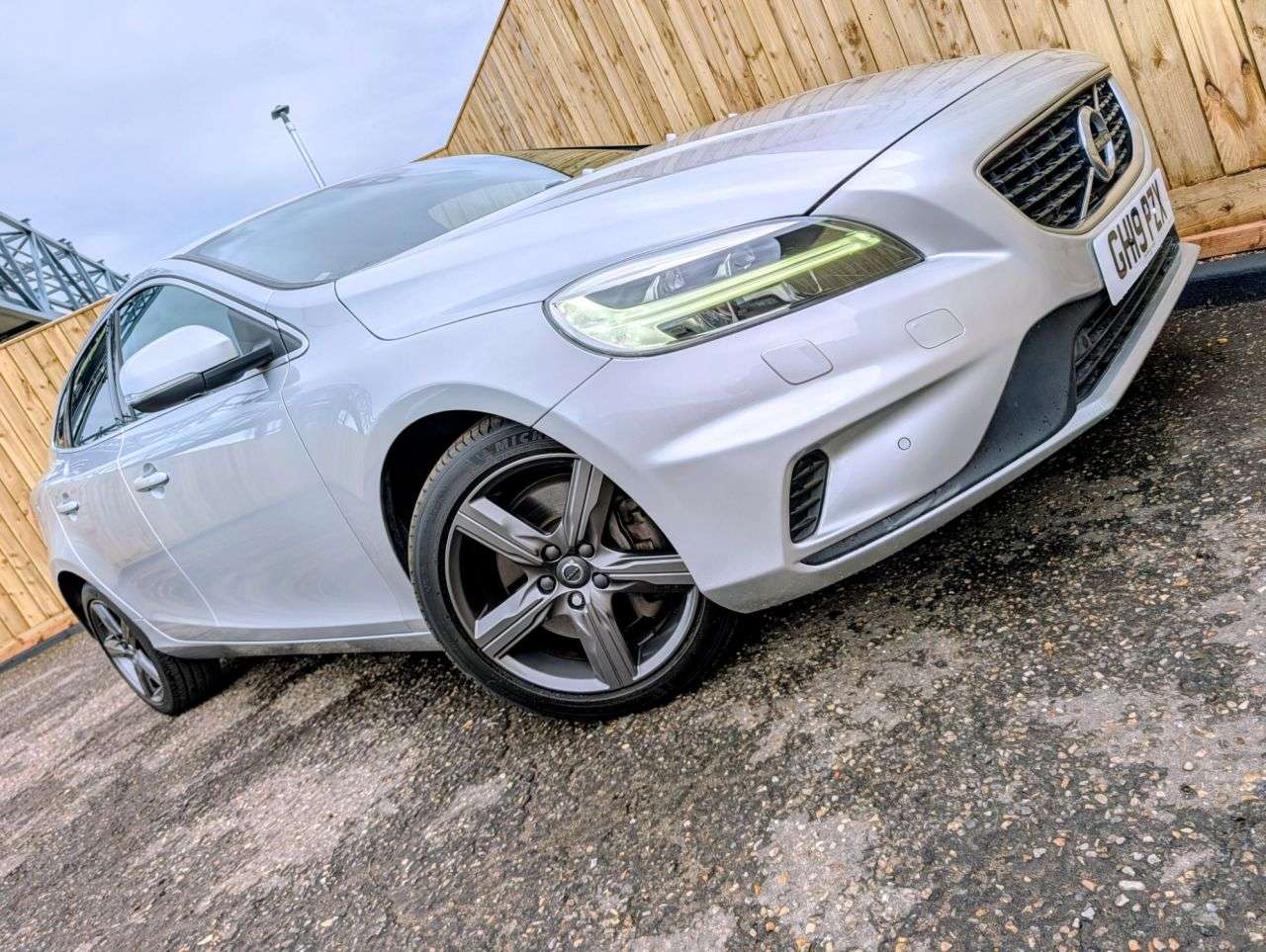 A 2019 VOLVO V40 1.5 T2 R-Design Edition Hatchback 5dr Petrol Auto Euro 6 (s/s) (122 ps) Hea A 2019 VOLVO V40 1.5 T2 R-Design Edition Hatchback 5dr Petrol Auto Euro 6 (s/s) (122 ps) Hea