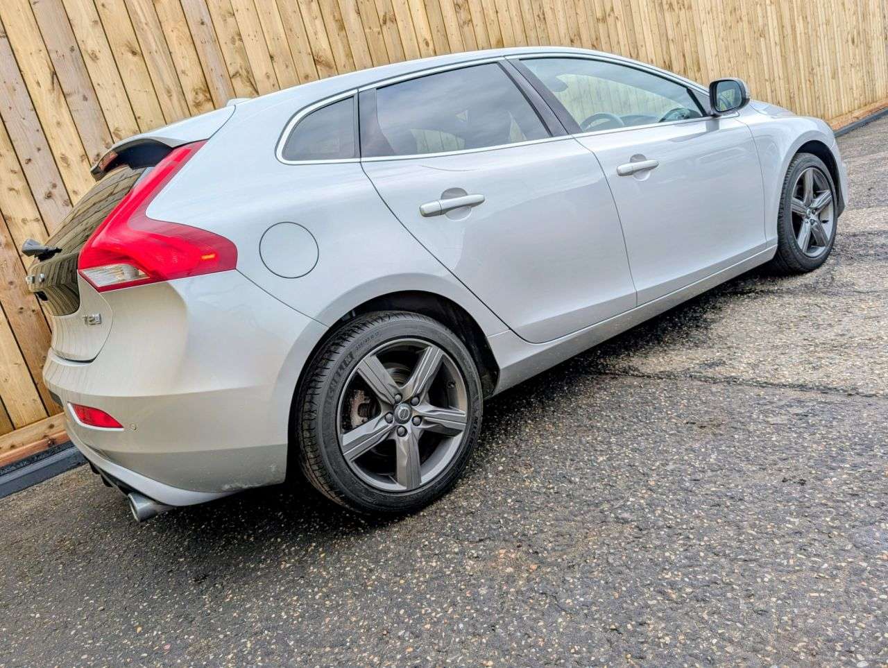2019 VOLVO V40 2019 VOLVO V40