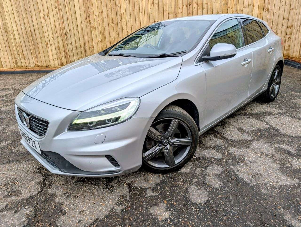 2019 VOLVO V40 2019 VOLVO V40