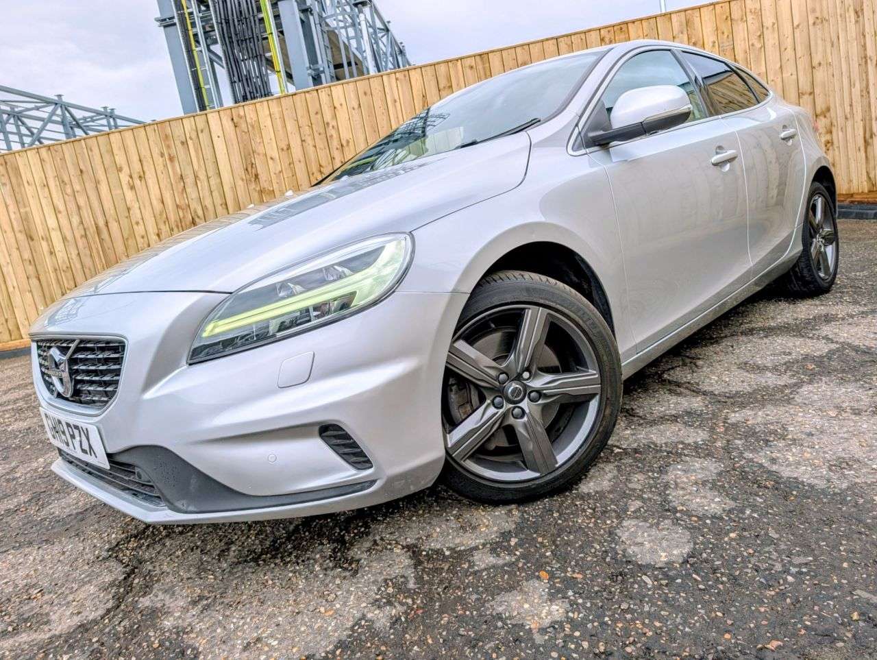 2019 VOLVO V40 2019 VOLVO V40