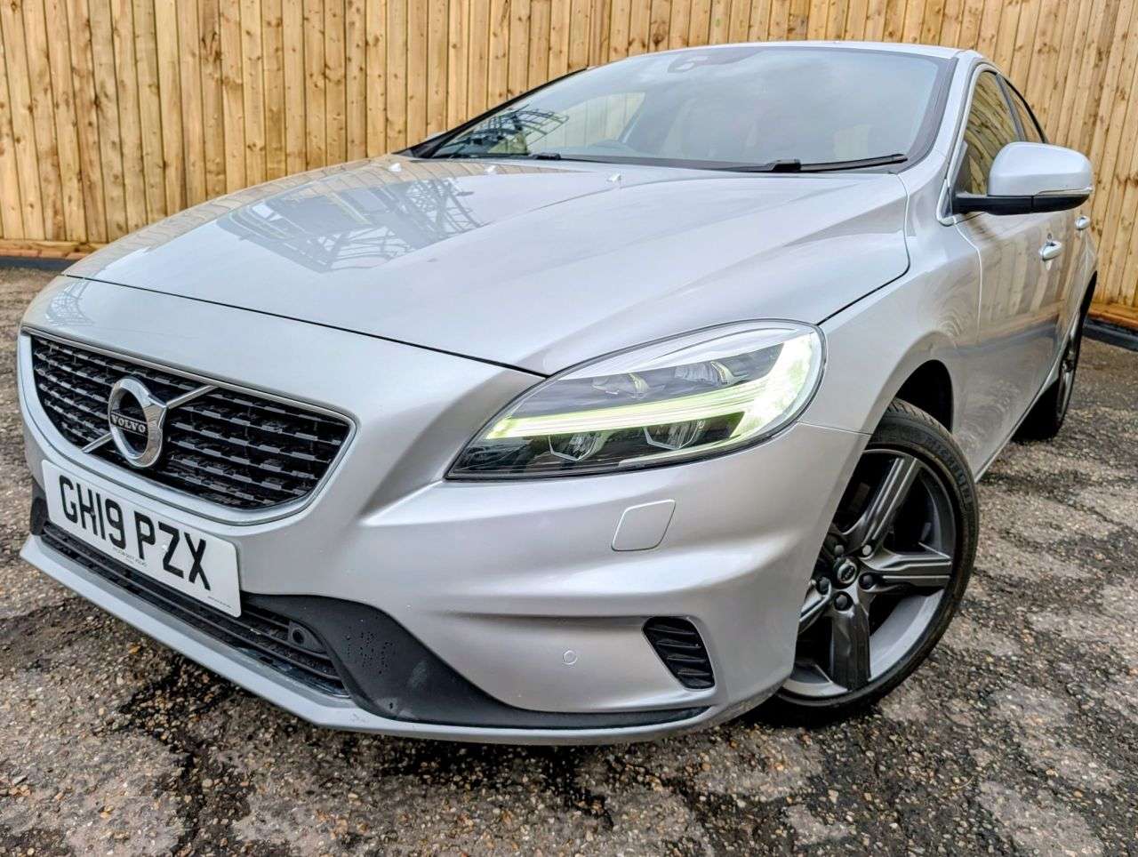 2019 VOLVO V40 2019 VOLVO V40