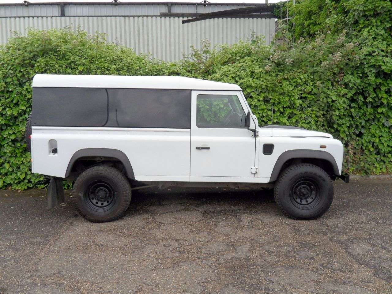 A 2012 LAND ROVER DEFENDER 2.2 TDCi Hard Top SUV 3dr Diesel Manual 4WD MWB Euro 5 (122 ps) 1 Owner Ful A 2012 LAND ROVER DEFENDER 2.2 TDCi Hard Top SUV 3dr Diesel Manual 4WD MWB Euro 5 (122 ps) 1 Owner Ful