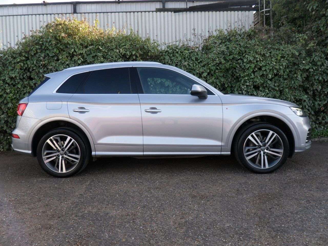 A 2017 AUDI Q5 2.0 TDI S line SUV 5dr Diesel S Tronic quattro Euro 6 (s/s) (190 ps) Full A A 2017 AUDI Q5 2.0 TDI S line SUV 5dr Diesel S Tronic quattro Euro 6 (s/s) (190 ps) Full A