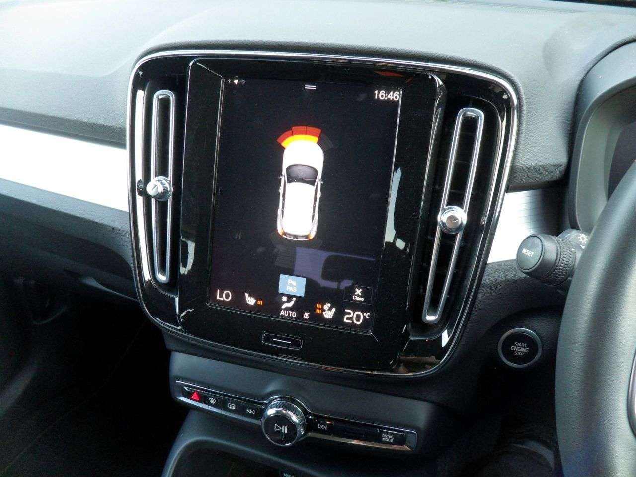 2022 VOLVO XC40 2022 VOLVO XC40