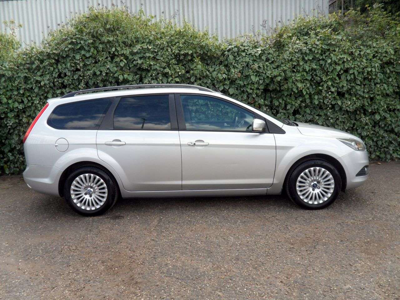 A 2010 FORD FOCUS 2.0 Titanium Estate 5dr Petrol Manual (169 g/km, 143 bhp) 18Ford Service St A 2010 FORD FOCUS 2.0 Titanium Estate 5dr Petrol Manual (169 g/km, 143 bhp) 18Ford Service St