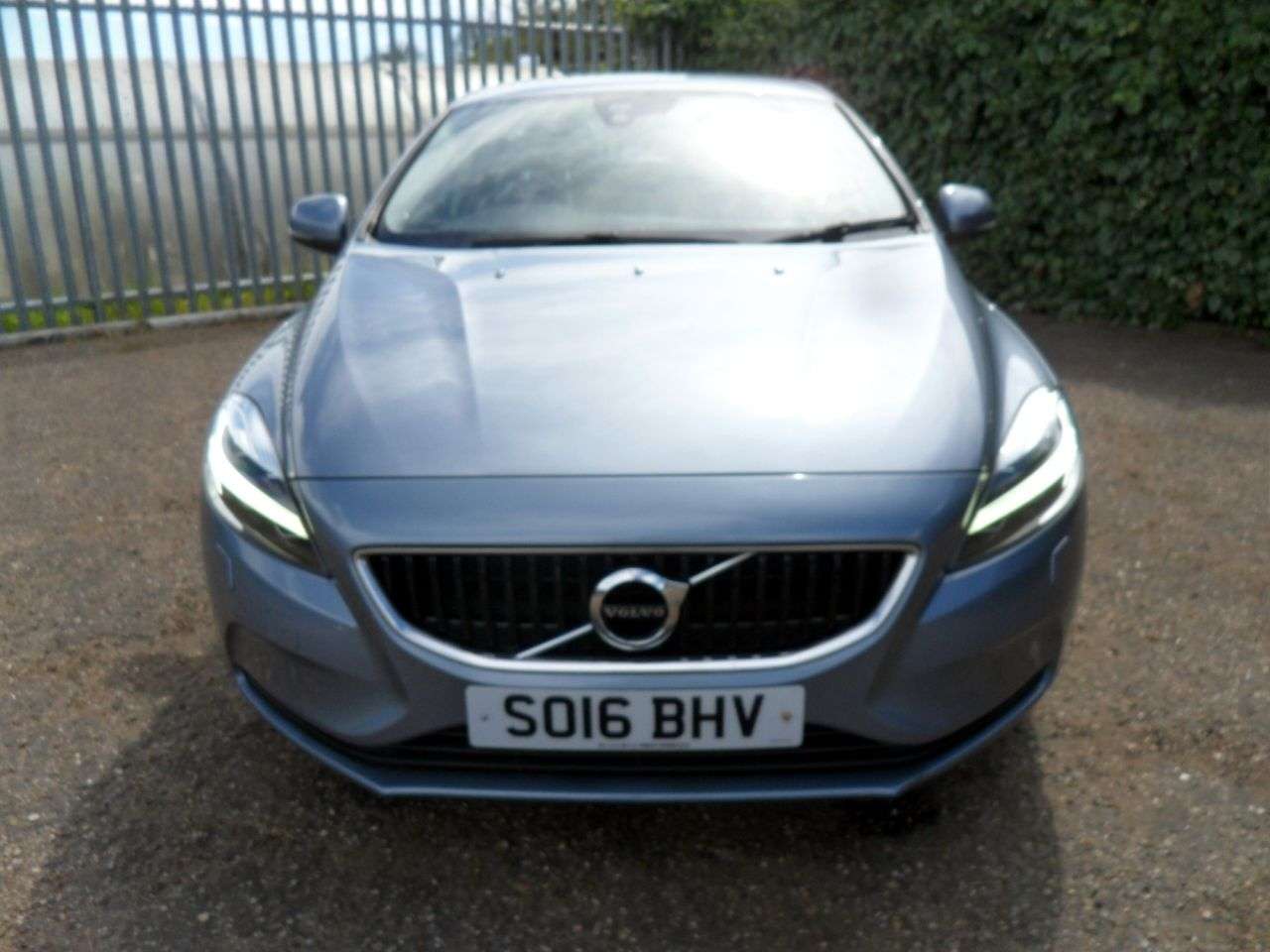 A 2016 VOLVO V40 2.0 D2 Momentum Hatchback 5dr Diesel Manual Euro 6 (s/s) (120 ps) Mussel Bl A 2016 VOLVO V40 2.0 D2 Momentum Hatchback 5dr Diesel Manual Euro 6 (s/s) (120 ps) Mussel Bl