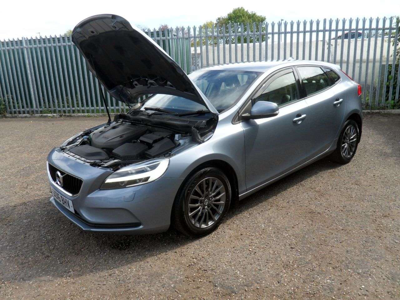 2016 VOLVO V40 2016 VOLVO V40