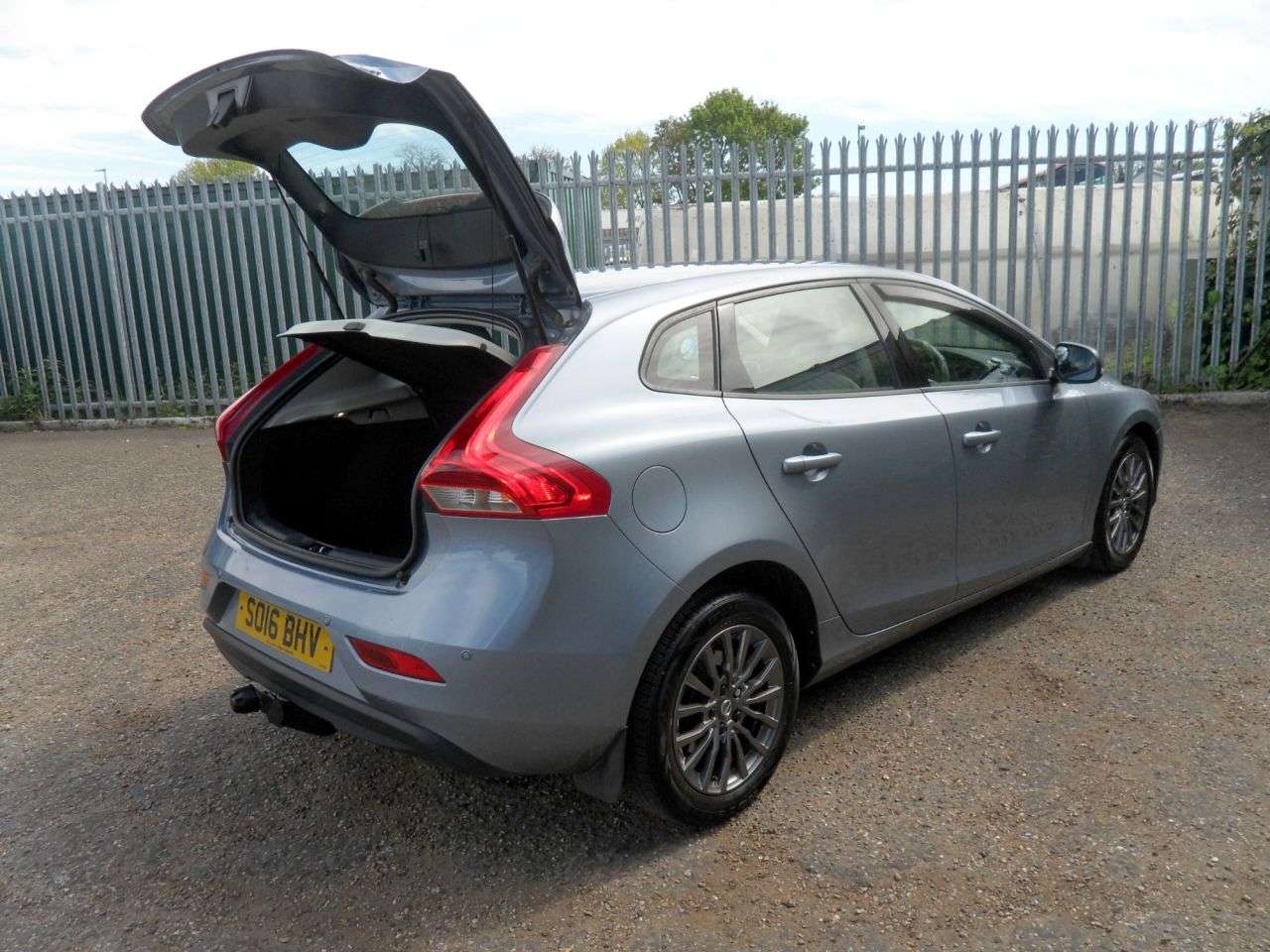 2016 VOLVO V40 2016 VOLVO V40