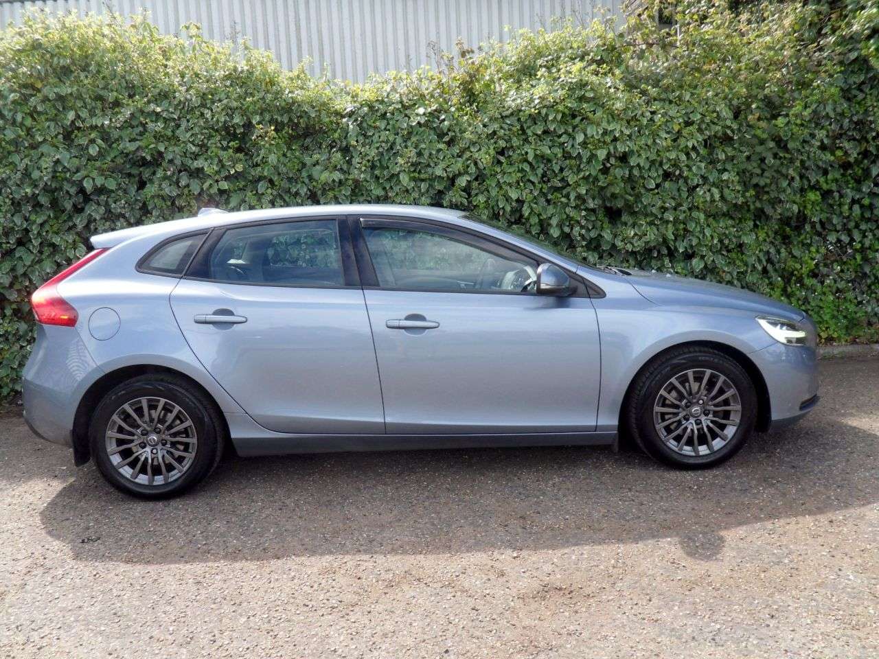 A 2016 VOLVO V40 2.0 D2 Momentum Hatchback 5dr Diesel Manual Euro 6 (s/s) (120 ps) Mussel Bl A 2016 VOLVO V40 2.0 D2 Momentum Hatchback 5dr Diesel Manual Euro 6 (s/s) (120 ps) Mussel Bl