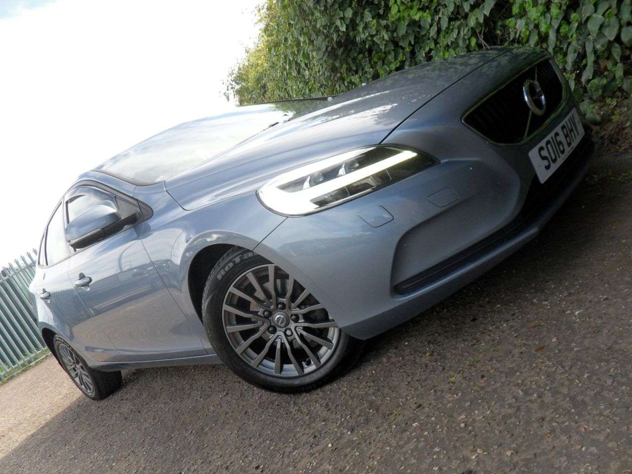 A 2016 VOLVO V40 2.0 D2 Momentum Hatchback 5dr Diesel Manual Euro 6 (s/s) (120 ps) Mussel Bl A 2016 VOLVO V40 2.0 D2 Momentum Hatchback 5dr Diesel Manual Euro 6 (s/s) (120 ps) Mussel Bl