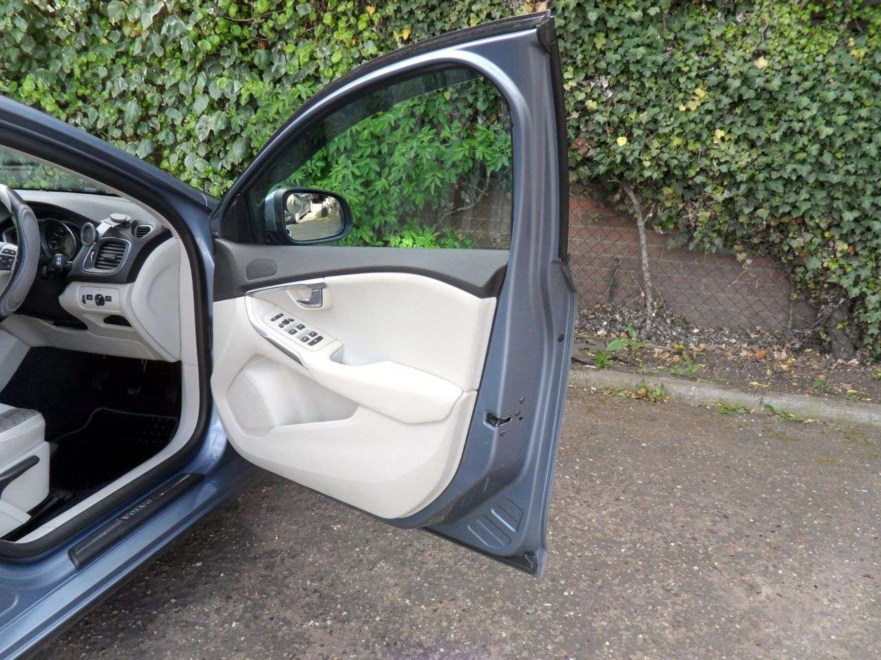 2016 VOLVO V40 2016 VOLVO V40