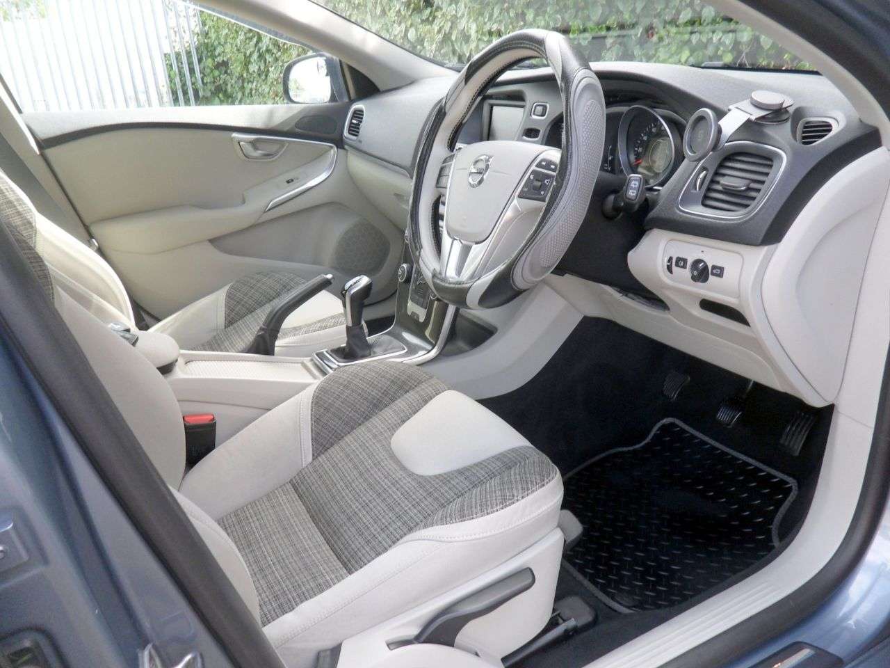 2016 VOLVO V40 2016 VOLVO V40