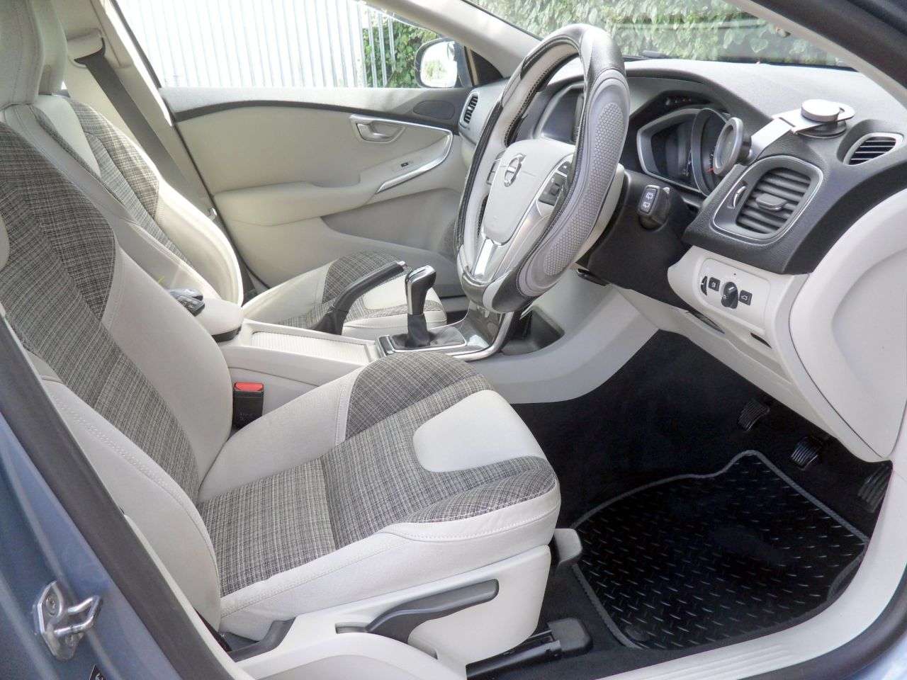 2016 VOLVO V40 2016 VOLVO V40