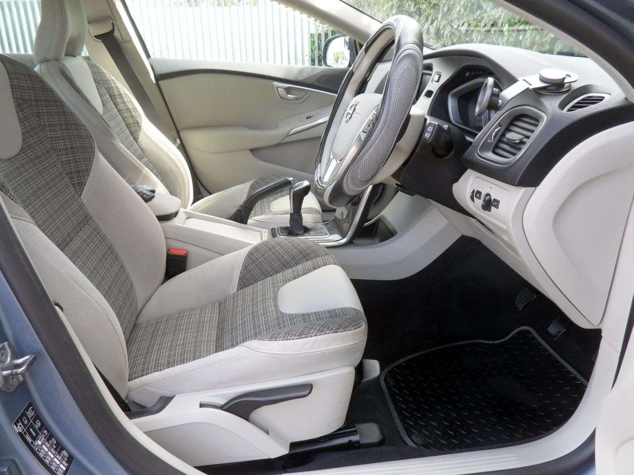 2016 VOLVO V40 2016 VOLVO V40