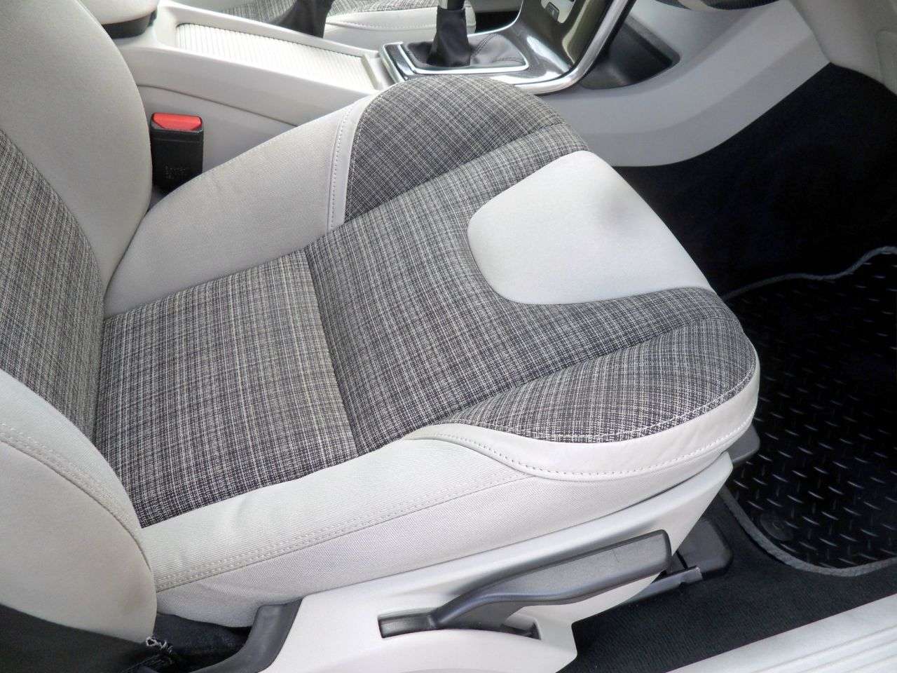 2016 VOLVO V40 2016 VOLVO V40