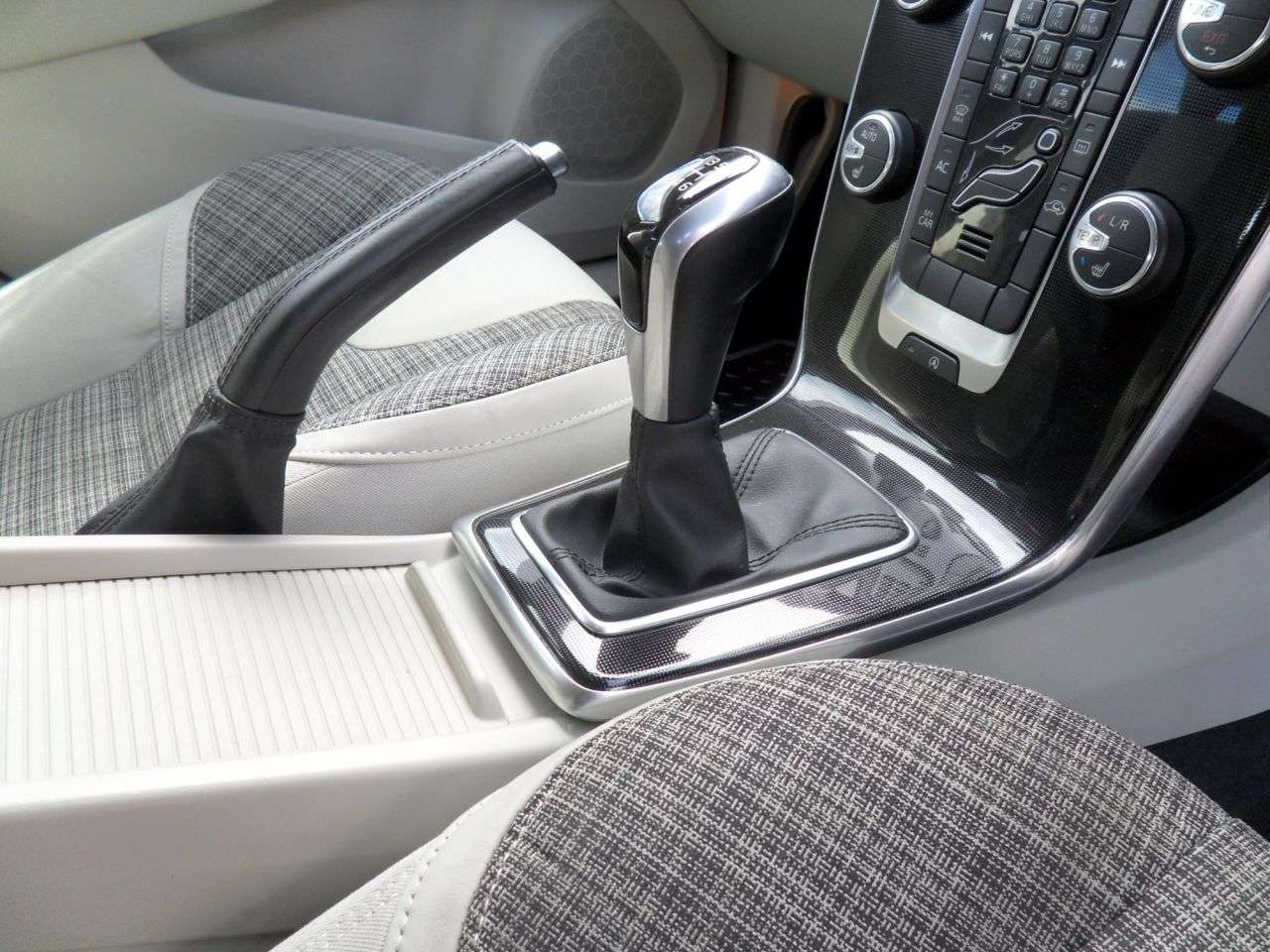 2016 VOLVO V40 2016 VOLVO V40