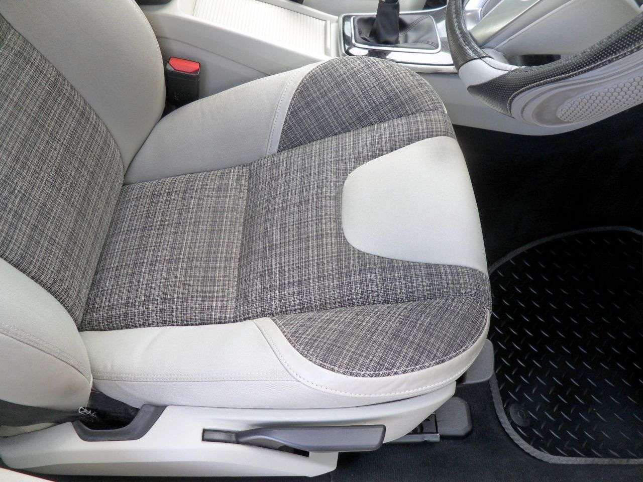 2016 VOLVO V40 2016 VOLVO V40