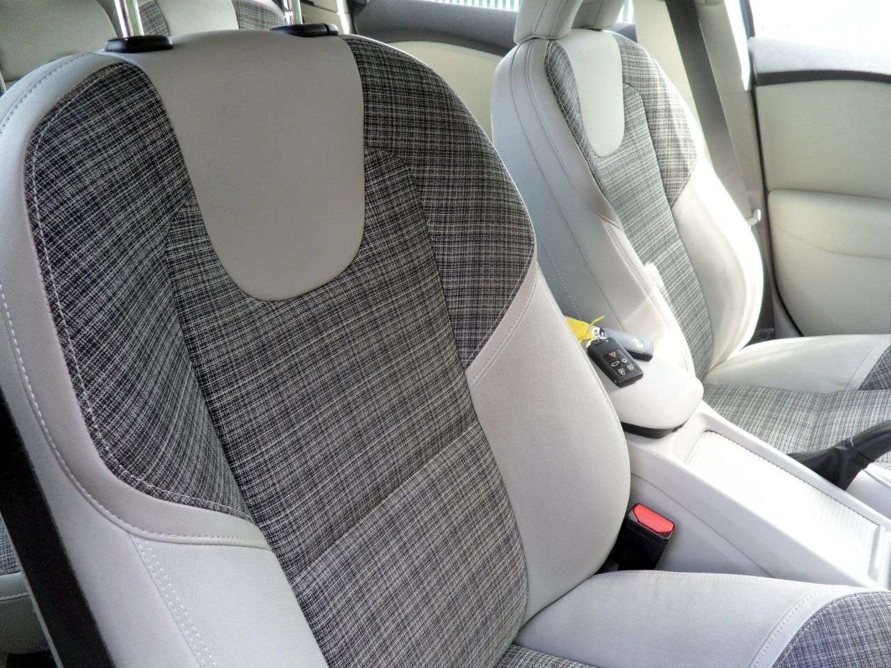 2016 VOLVO V40 2016 VOLVO V40