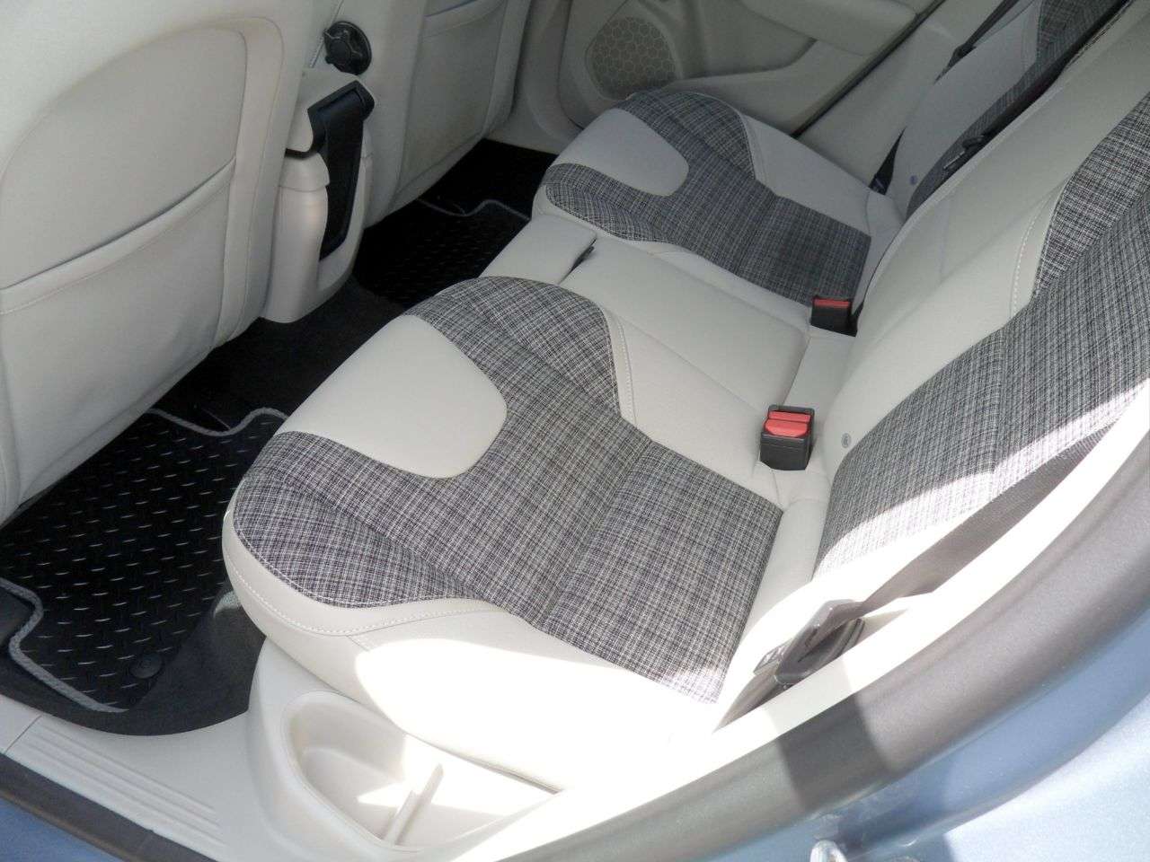 2016 VOLVO V40 2016 VOLVO V40