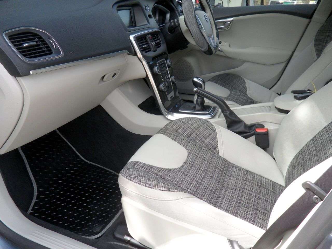 2016 VOLVO V40 2016 VOLVO V40