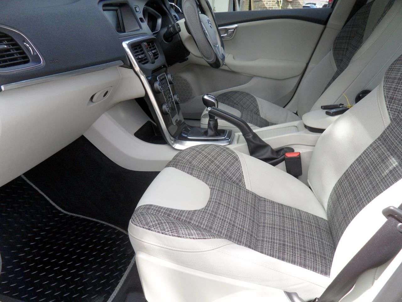 2016 VOLVO V40 2016 VOLVO V40