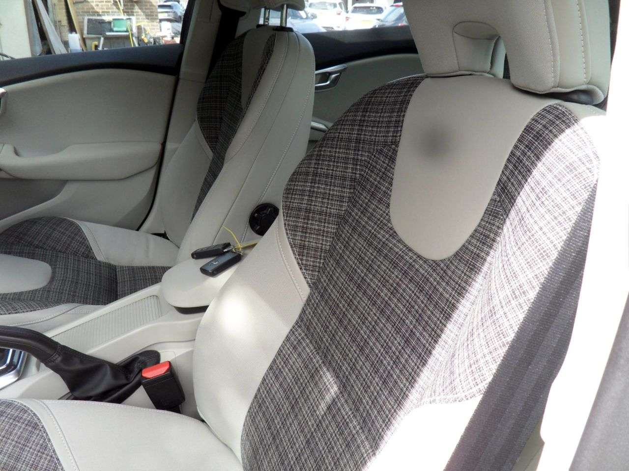 2016 VOLVO V40 2016 VOLVO V40