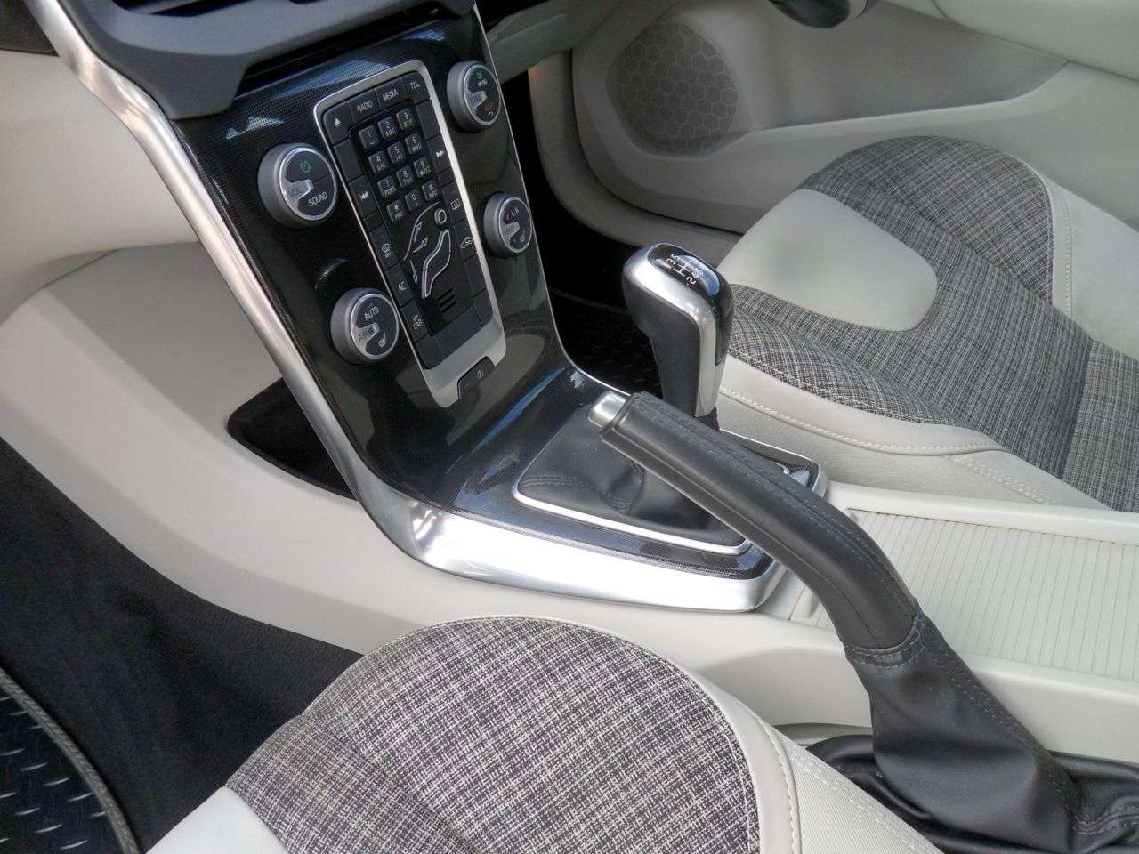 2016 VOLVO V40 2016 VOLVO V40