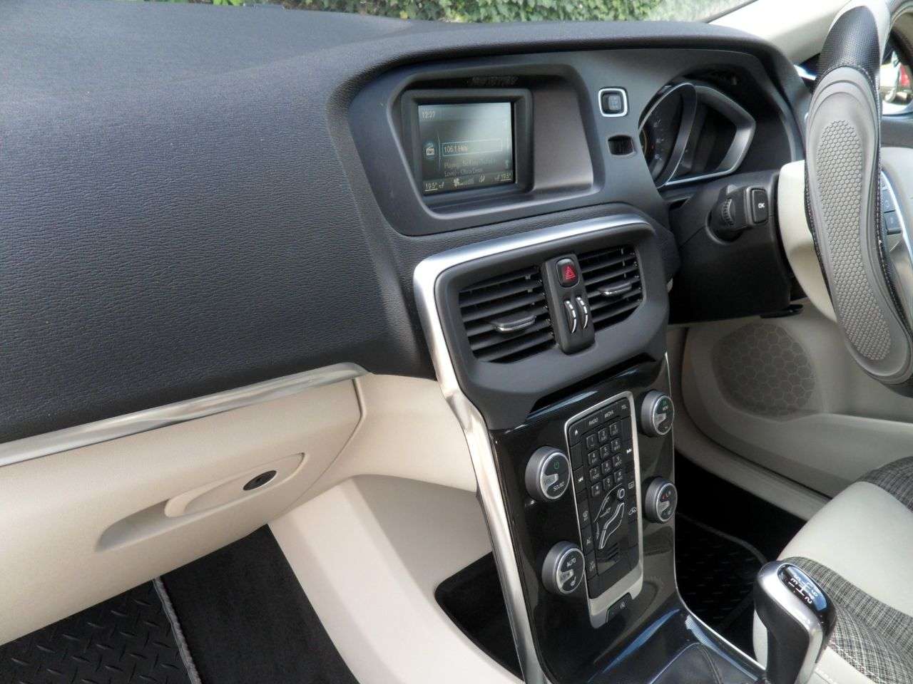 2016 VOLVO V40 2016 VOLVO V40