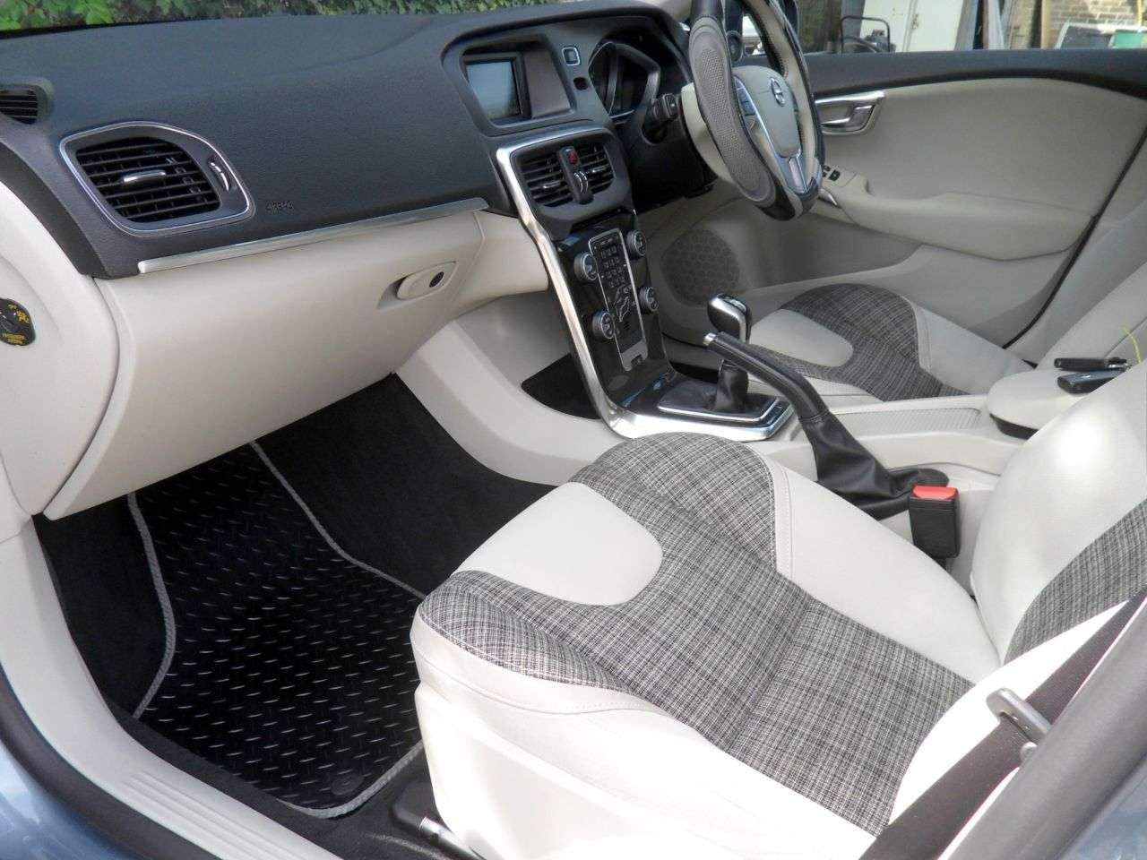 2016 VOLVO V40 2016 VOLVO V40