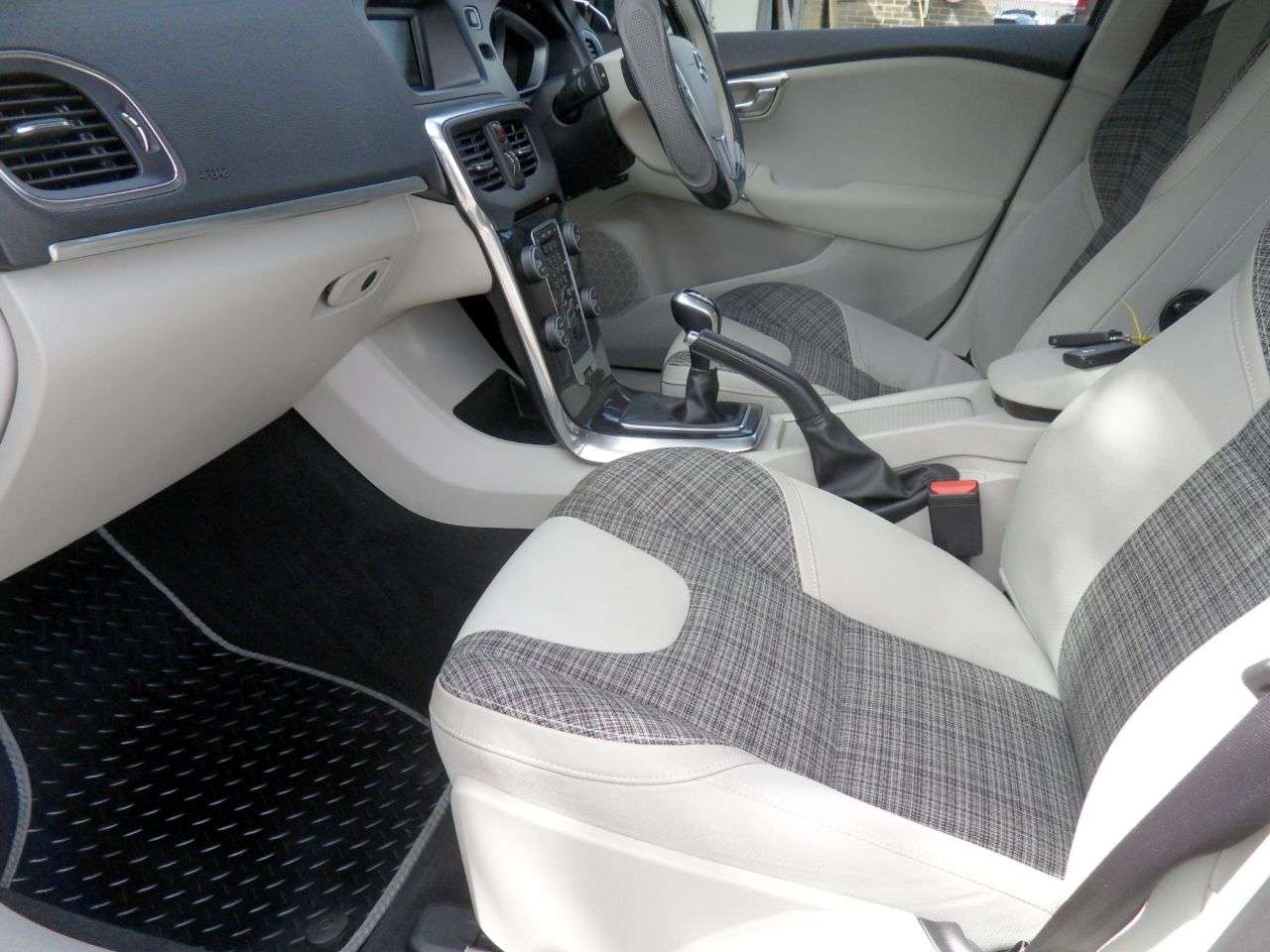 2016 VOLVO V40 2016 VOLVO V40