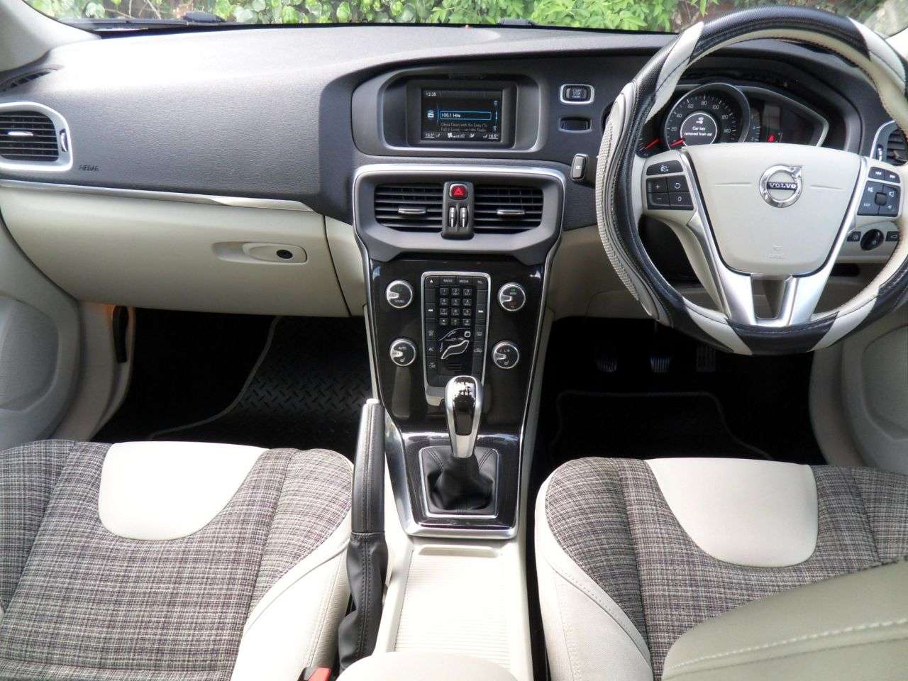 2016 VOLVO V40 2016 VOLVO V40