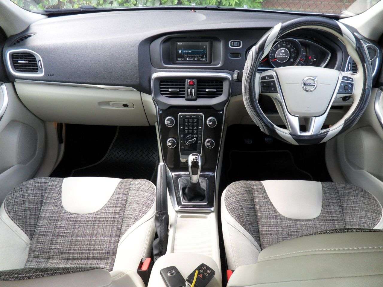 2016 VOLVO V40 2016 VOLVO V40