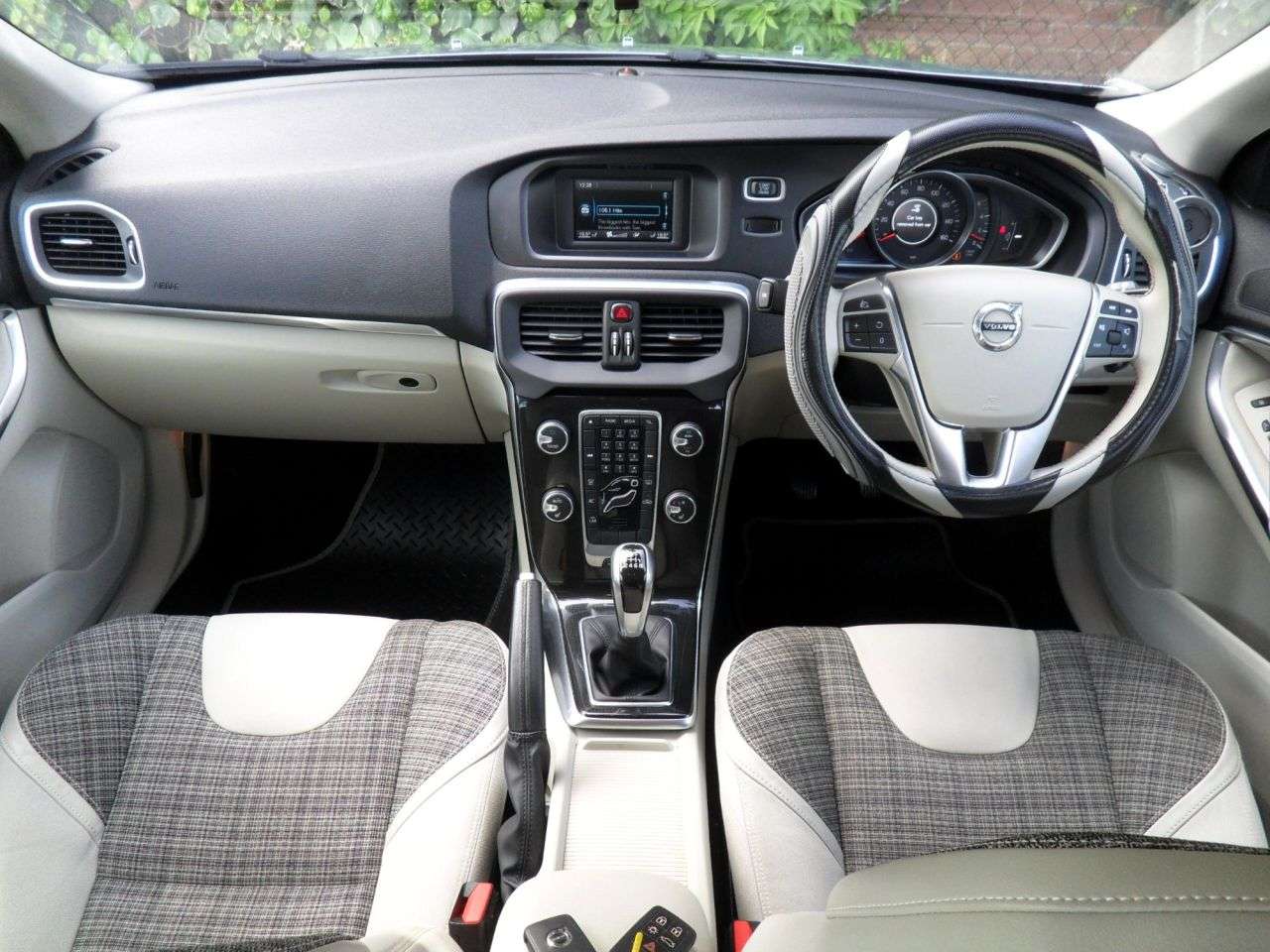 2016 VOLVO V40 2016 VOLVO V40