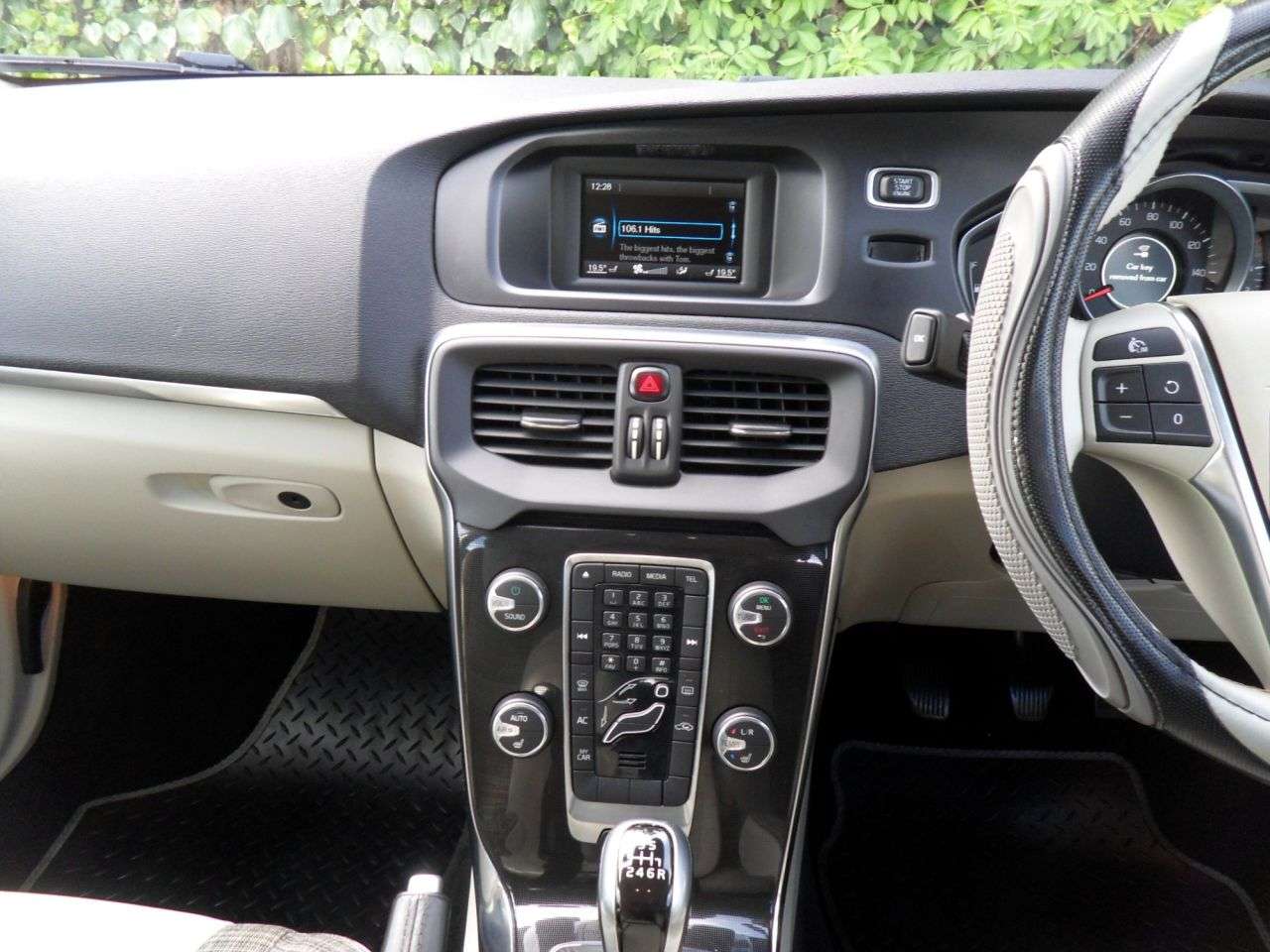 2016 VOLVO V40 2016 VOLVO V40