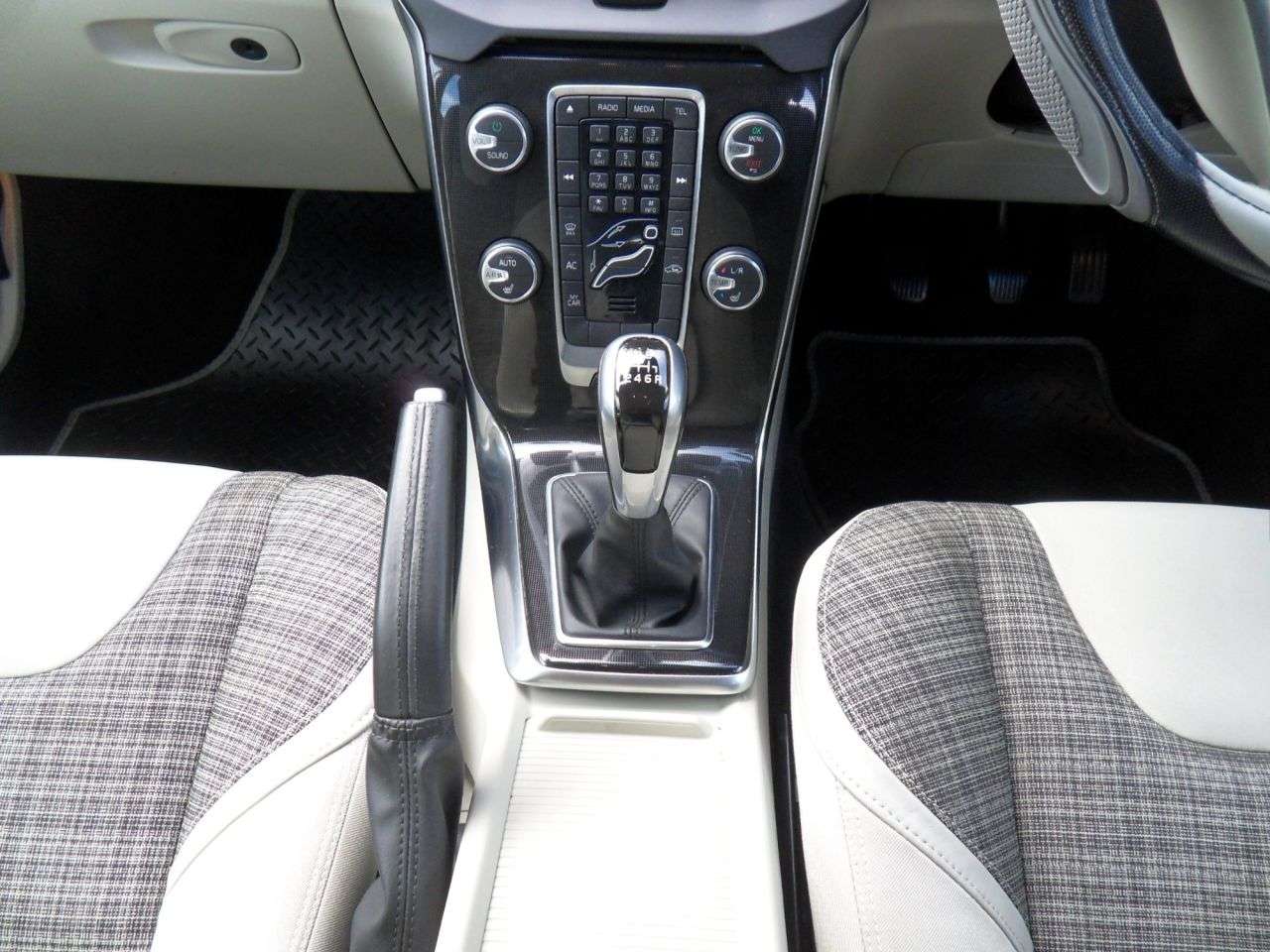 2016 VOLVO V40 2016 VOLVO V40